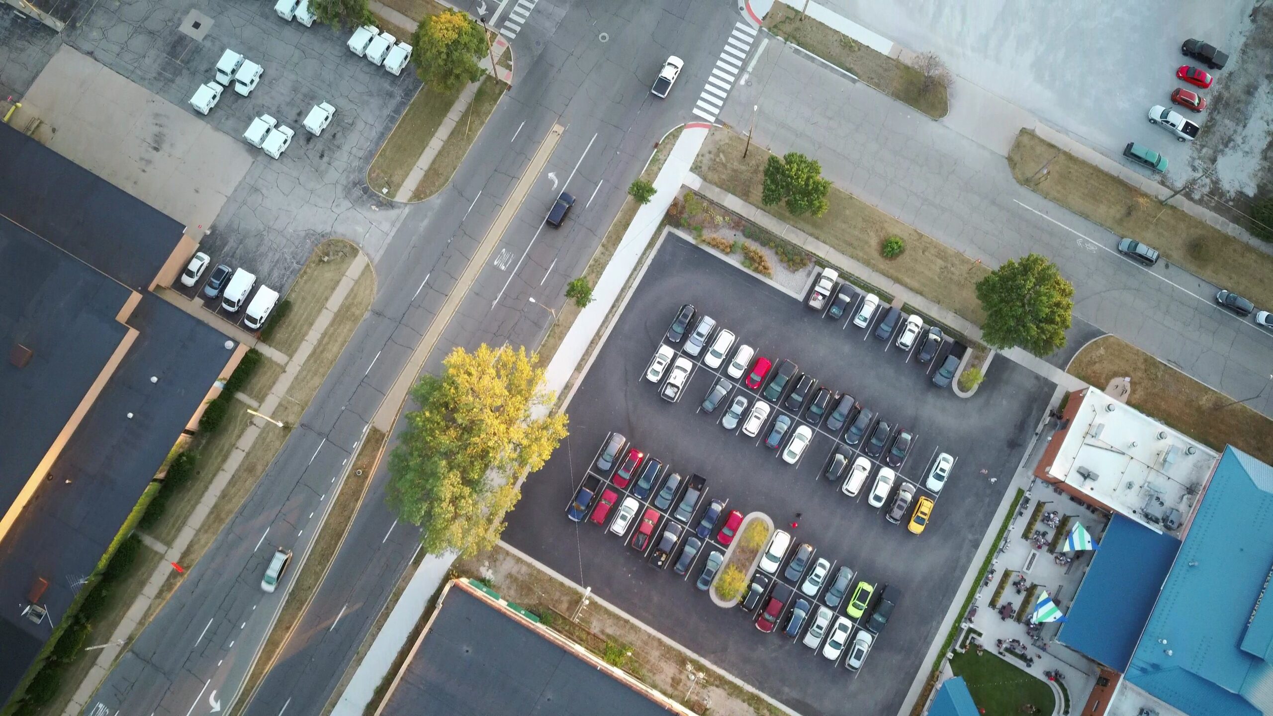 駐車場に並んだ車を、真上から見下ろした様子