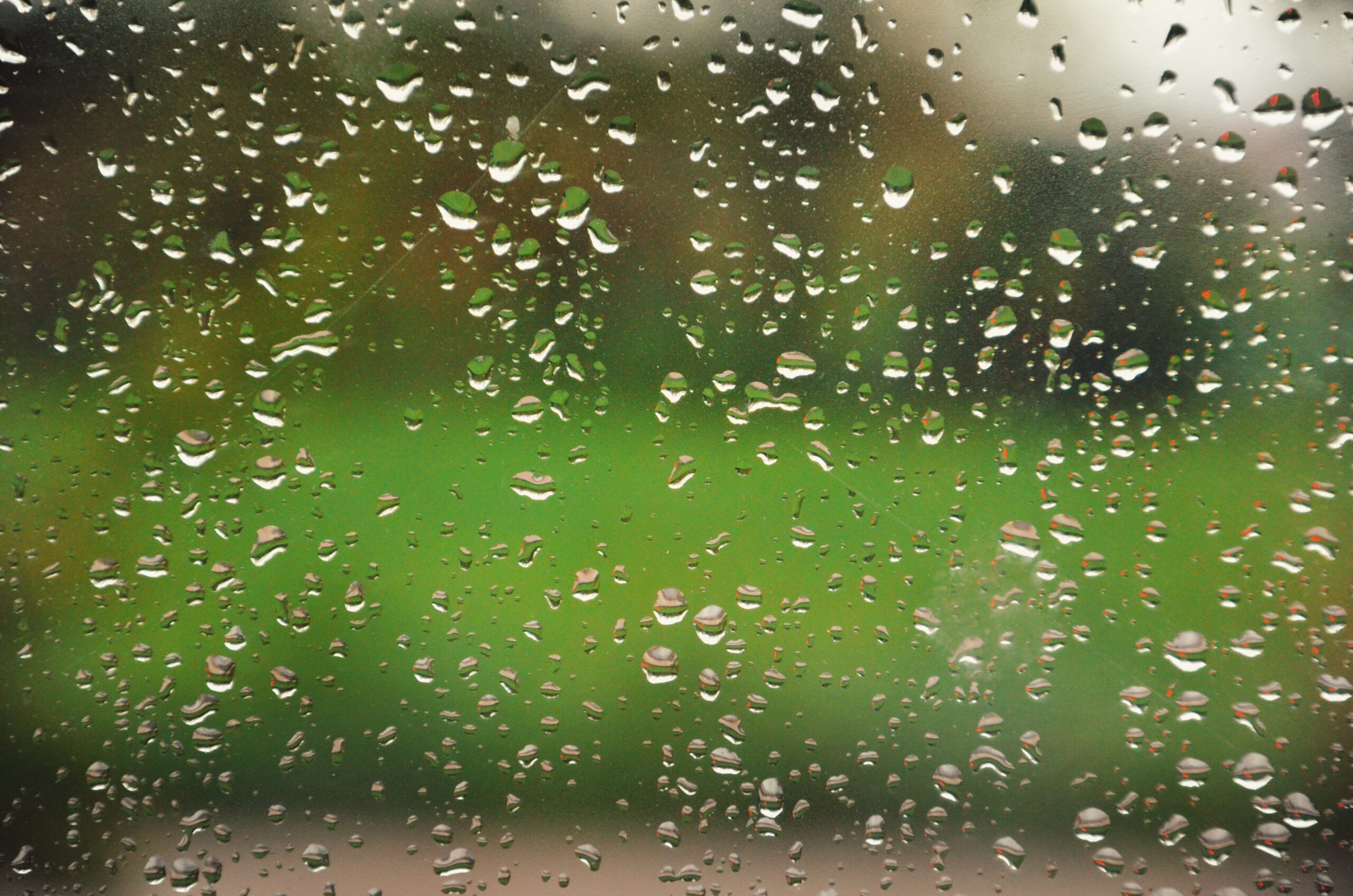 雨のしずくが付いた窓ガラス